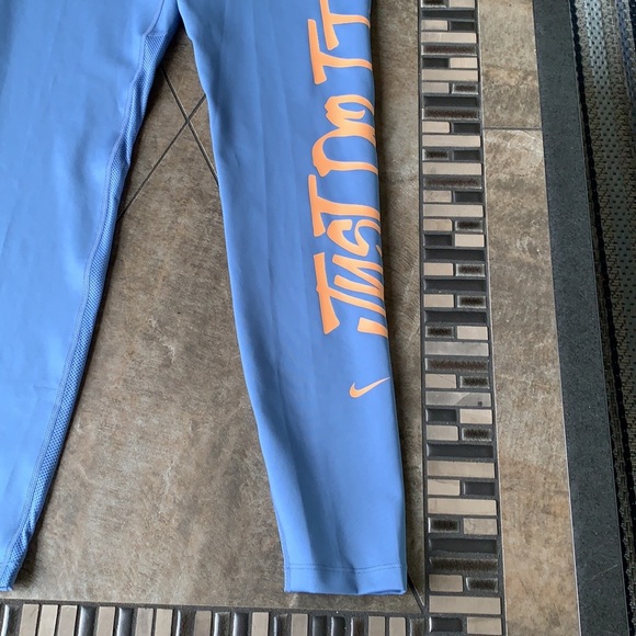 NIKE WMNS LEGGINGS THE NIKE ONE TIGHT FIT - Picture 2 of 13